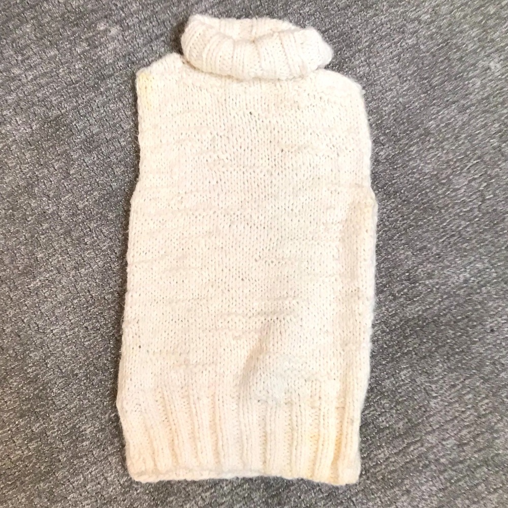 SLEEVELESS WHITE CABLE KNIT TURTLENECK SWEATER. BCBG SIZE M